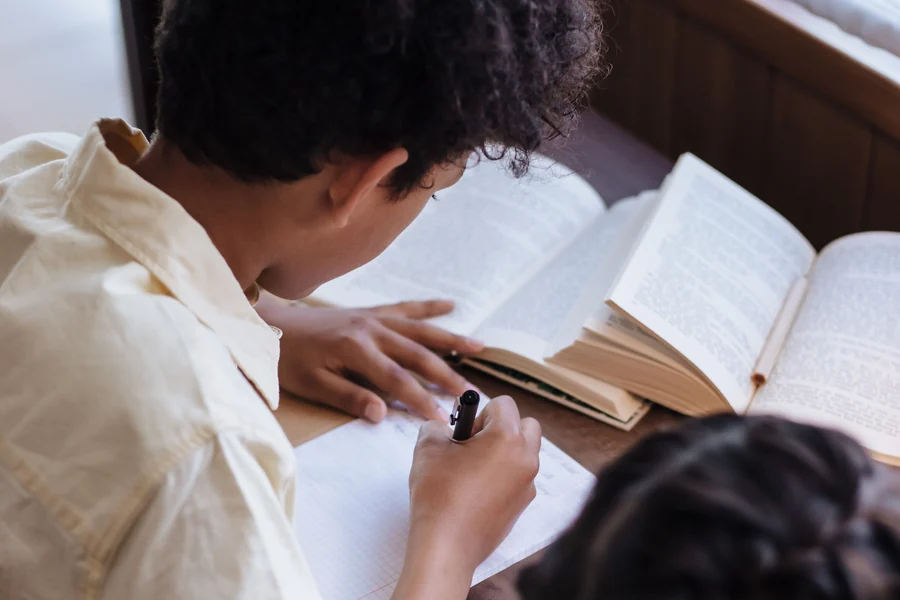 Un mentor accompagne un élève